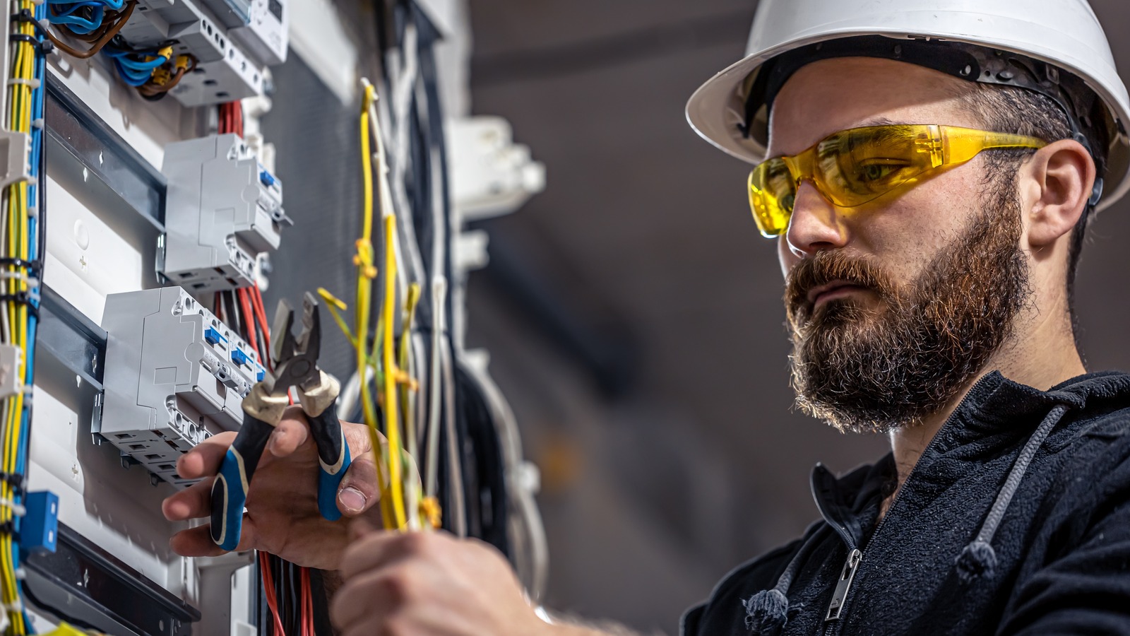 5 Tips For Saving Money On An Electrician – House Digest