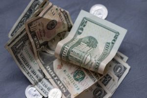 Tips to save money and manage your finances in college – Indiana Daily Student
